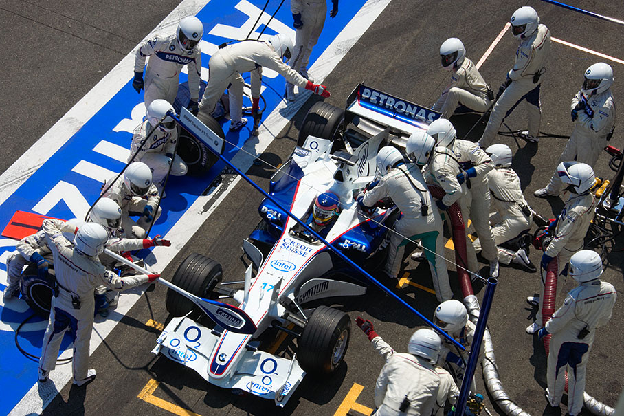 BMW Sauber pit crew servicing Villeneuve's car