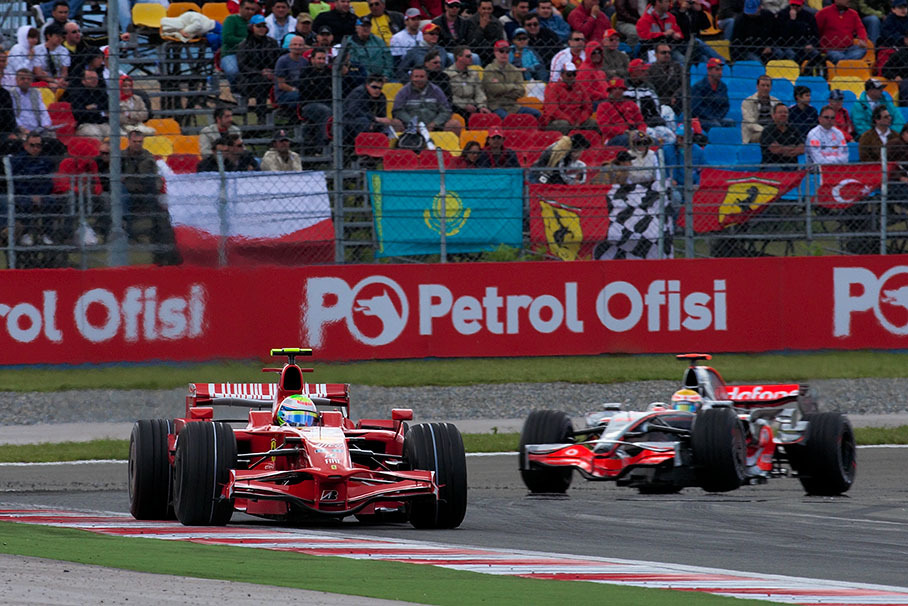 Despite Hamilton pushes hard from behind, Massa defends his leading position