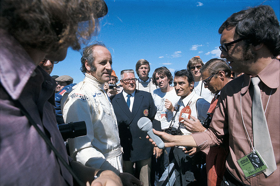 Jounalists interview race winner Denny Hulme, Swedish GP Anderstorp 1973