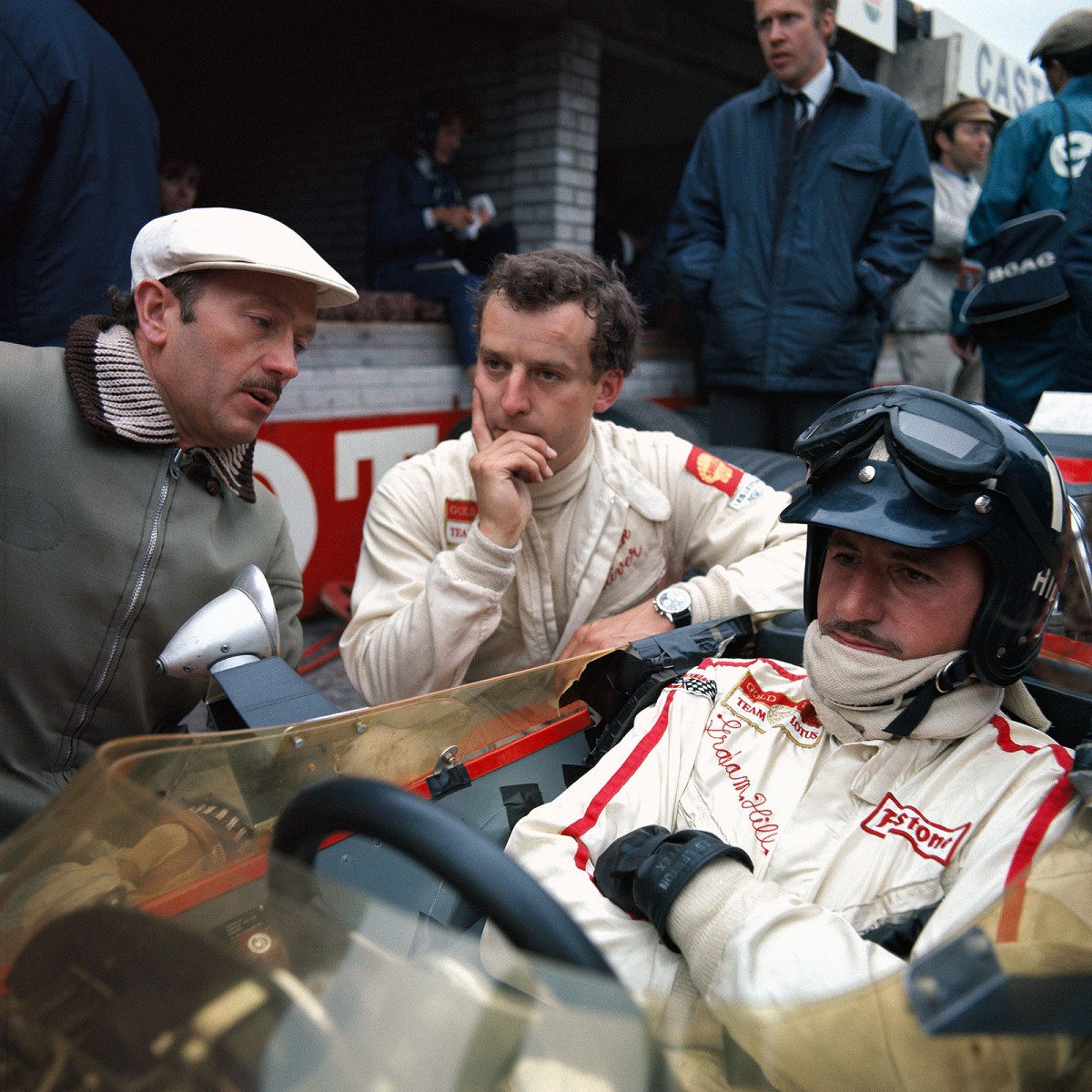 Team Lotus: Team boss Colin Chapman and his drivers Jackie Oliver and Graham Hill (in the cockpit).