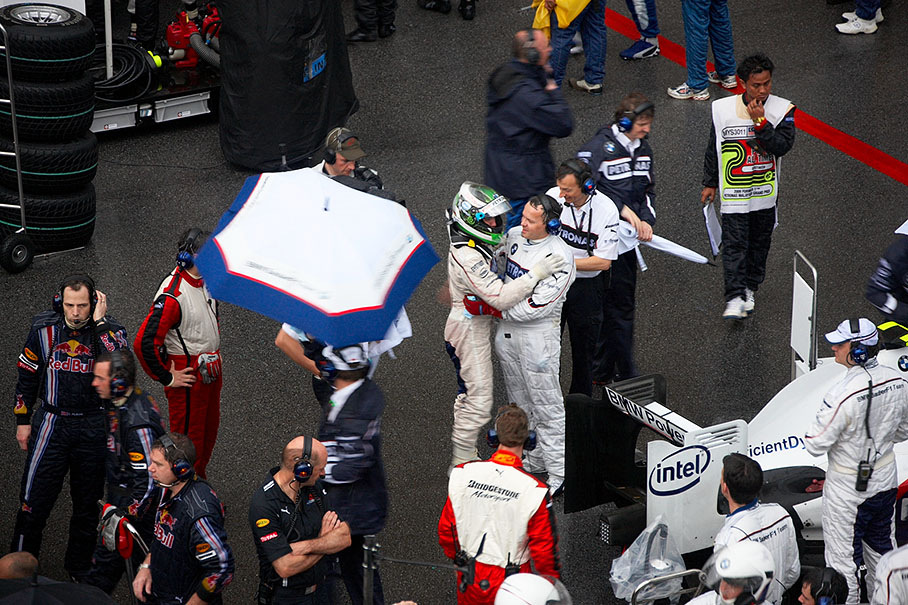 The race is finished without chequered after 32 laps, Heidfeld celebrates his second place on grid already