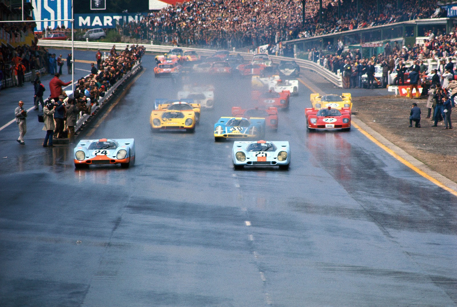 1000km Spa 1970: Both John Wyer Gulf-Porsches driven by Jo Siffert (no. 24) and Pedro Rodriquez (no. 25) start from the front row on a damp but drying track. The later winner is the Porsche 917K 0014 of Siffert (CH)/Redman (GB). Rodriguez (MEX)/Kinnunen (SF) will retire after 44 laps.