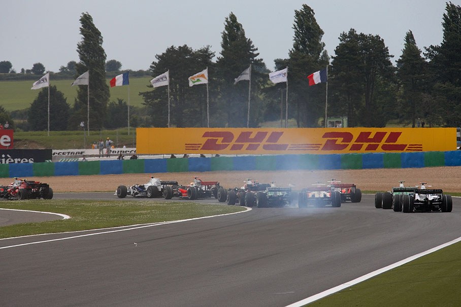 Fisichella at the end of the start field brakes hard at the straight's end