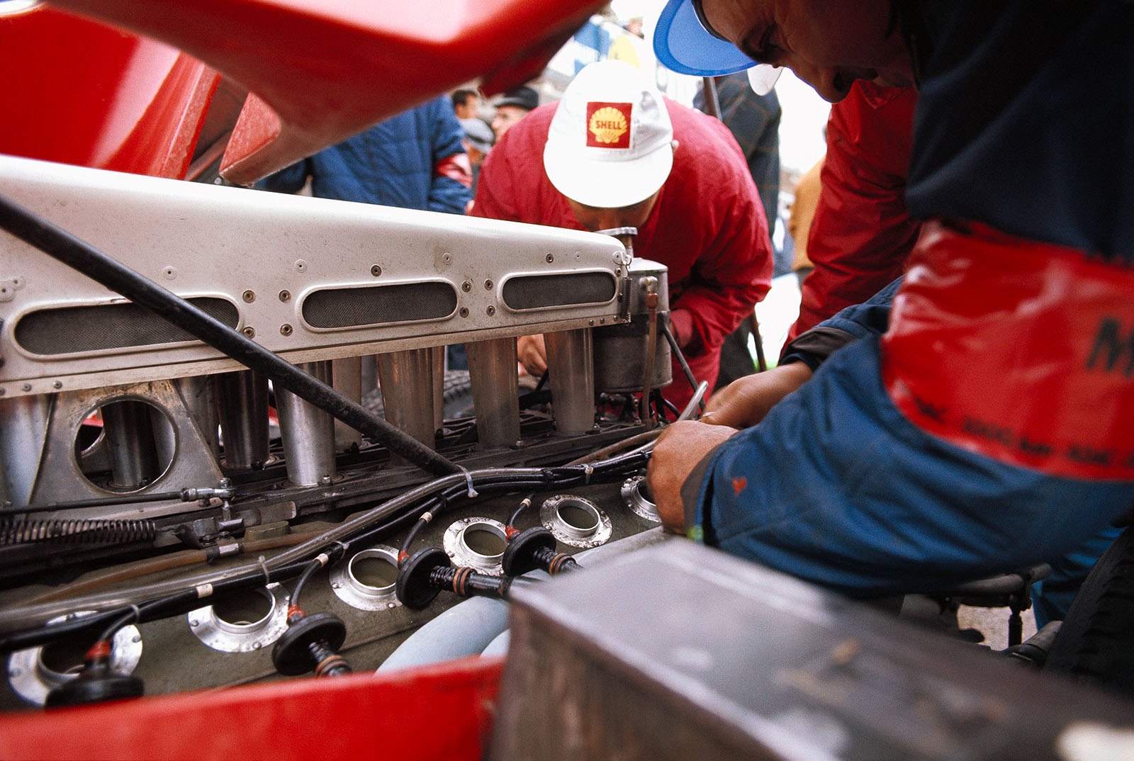 Heavy technical operations on the Ferrari 512 S Spyder #1042 spark plugs