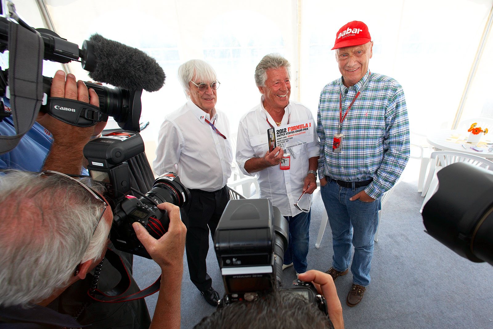 überreicht bernie symbolisch einen vip pass für den us grand prix, der später in der saison stattfinden wird