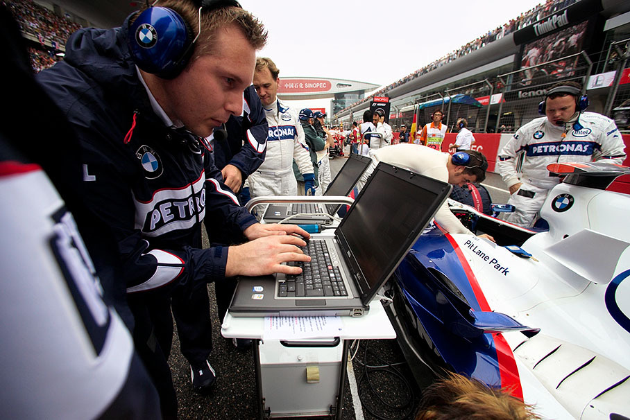 BMW Sauber engineers with notebooks on the grid