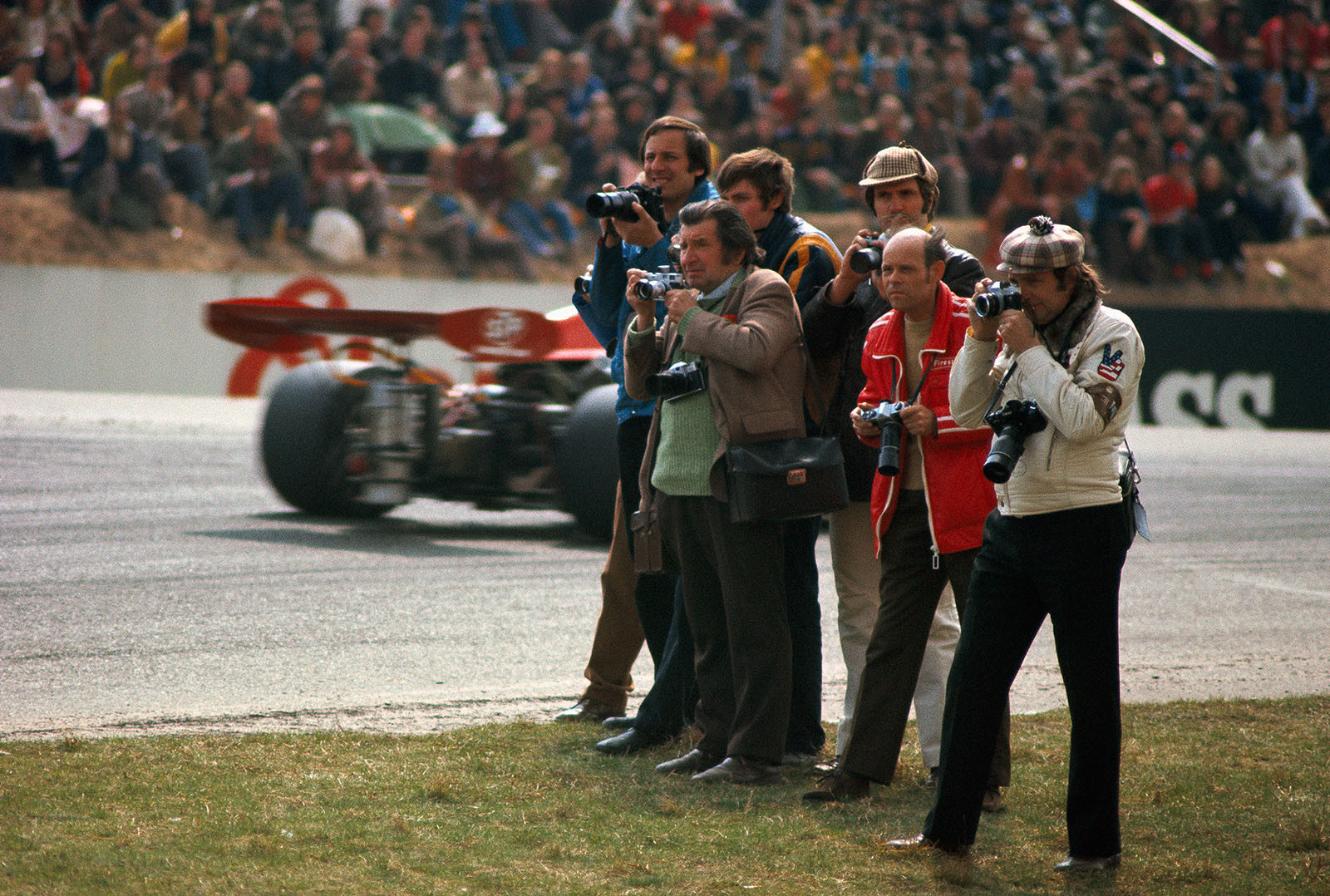 Photographers, amon them H. P. Seufert (blue coat) and Josef Reinhard (red coat)