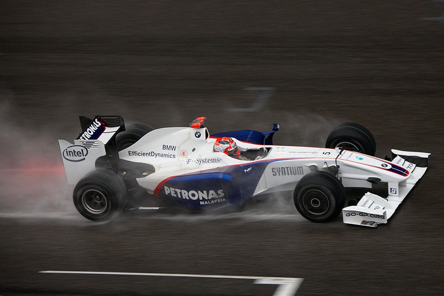 In lap 18 Kubica competes with a loose nose cone after his unwanted rendezvous with Trulli