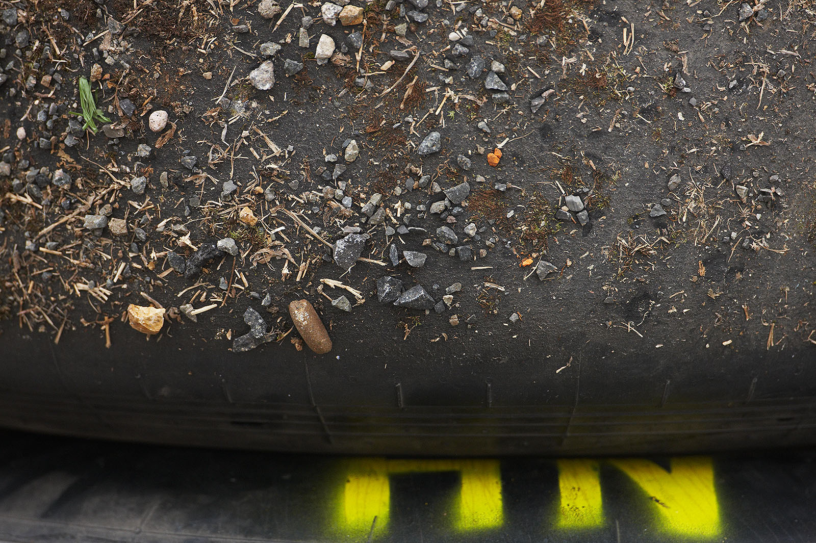 Heidfeld's dirty tyres after a spin in practice