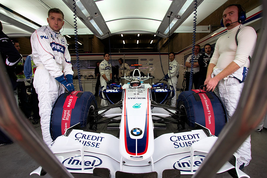 Nick Heidfeld's tyres are being heated up in pits before he heads out to grid position