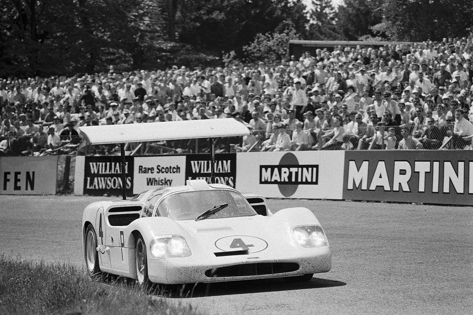Phil Hill (USA) and Mike Spence (GB) drive the large-winged Chaparral 2F Chevrolet 2F002 CZV-659 until the gearbox brakes after 10 laps