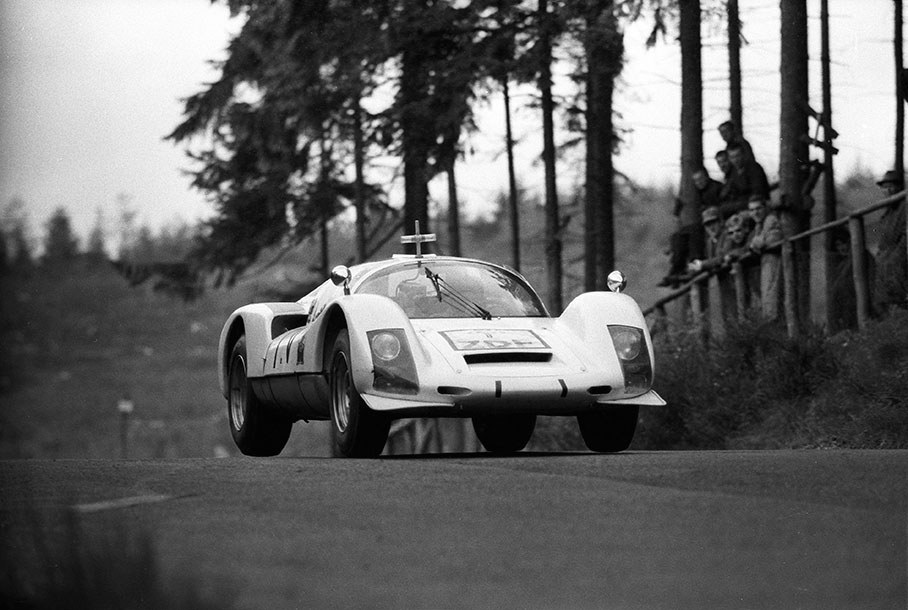 The jumping Porsche 910 #013 of Paul Hawkins (AUS) and Gerhard Koch (D)