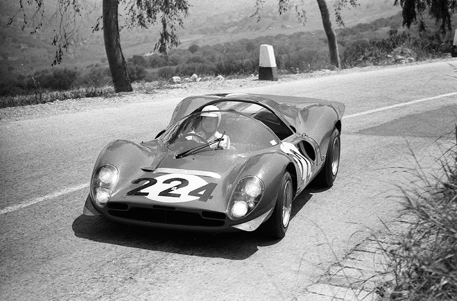 Nino Vaccarella (I) in the Ferrari 330P4 0846