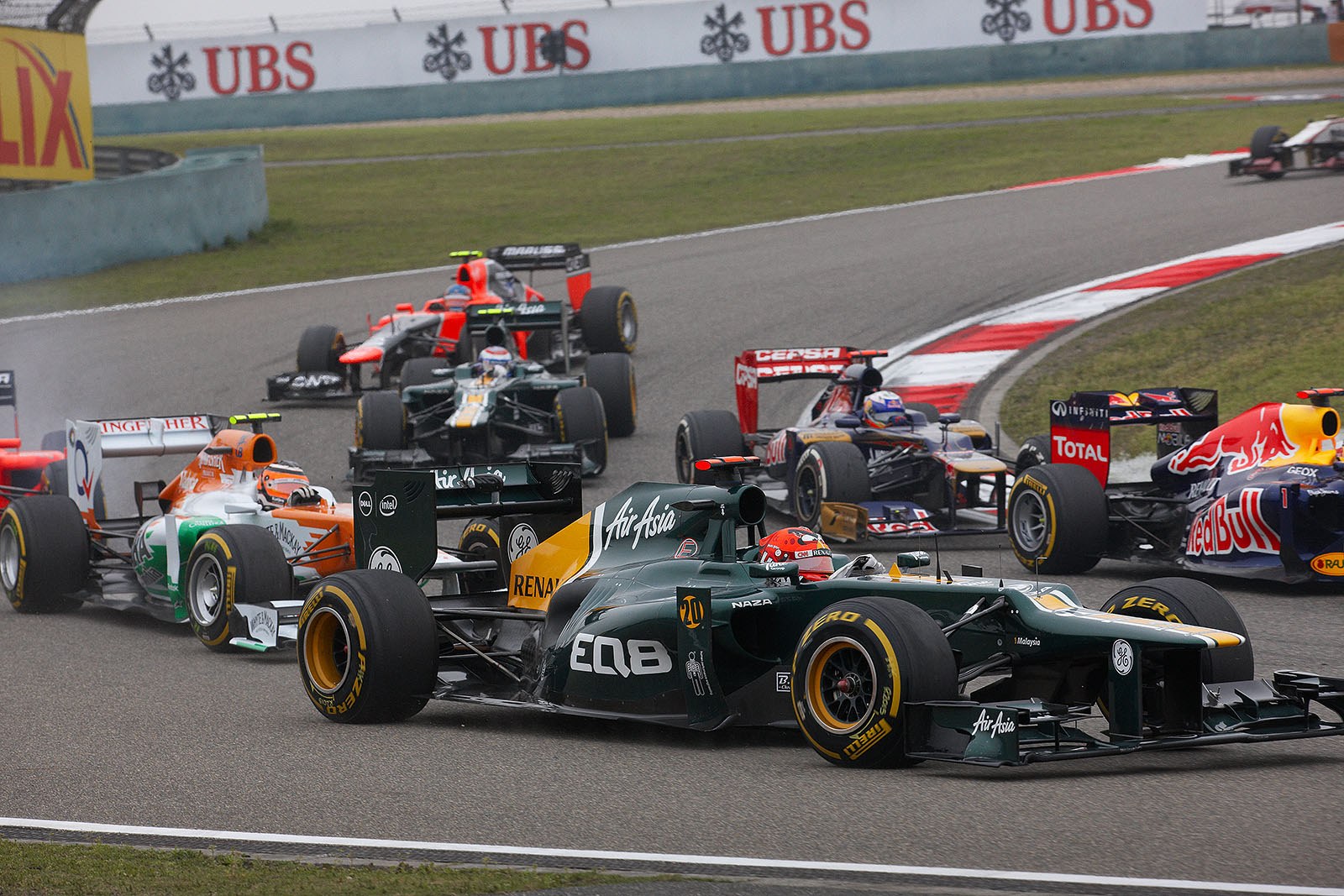 Heikki Kovalainen, Caterham, amidst the field