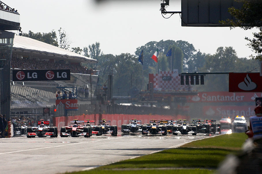 The start of the Italian Grand Prix 2010, Button overtakes Alonso for leadership