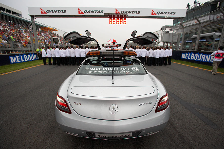The AMG safety car raises its wings on the grid