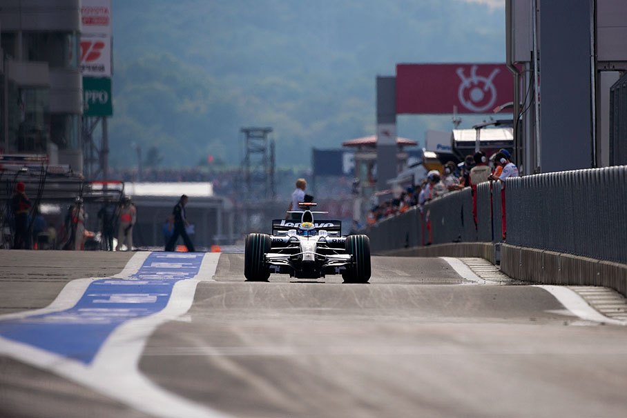 Nico Rosberg navigates his Williams through the wavy pitlane