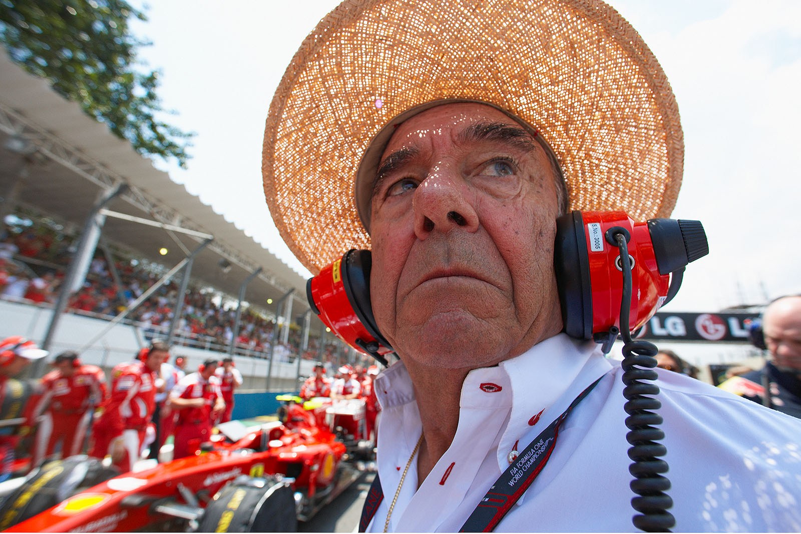 Emilio Botin, Banco Santander's chairman of the board, visits Alonso's grid position