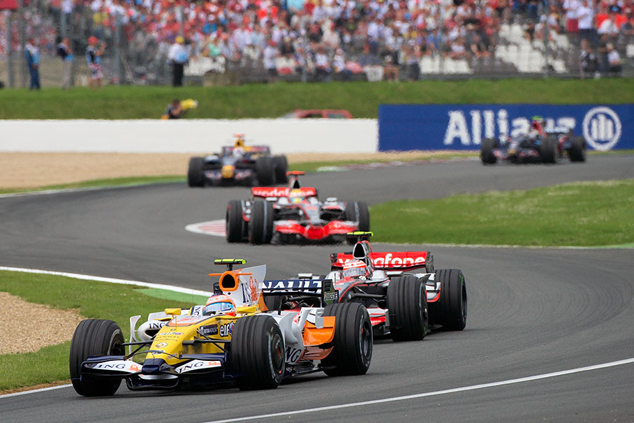Piquet with McLaren's Kovalainen in his Renault's neck