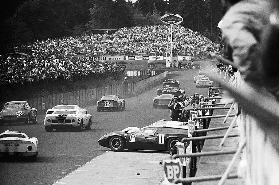 Phil Hill's Chaparall and Surtees' Lola Aston Martin have yet to move off their marks