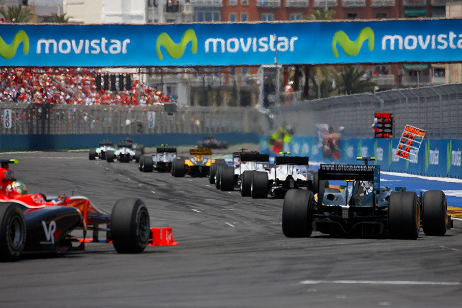 Heikki Kovalainen, Lotus Racing, in the row on the straight