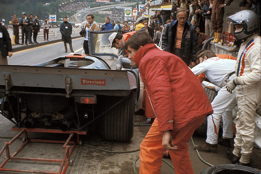 Pedro Rodriguez besides the pitting Porsche 917K #004/017