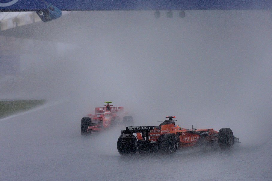 Sutil overtakes Raikkonen with a ballet-like spin