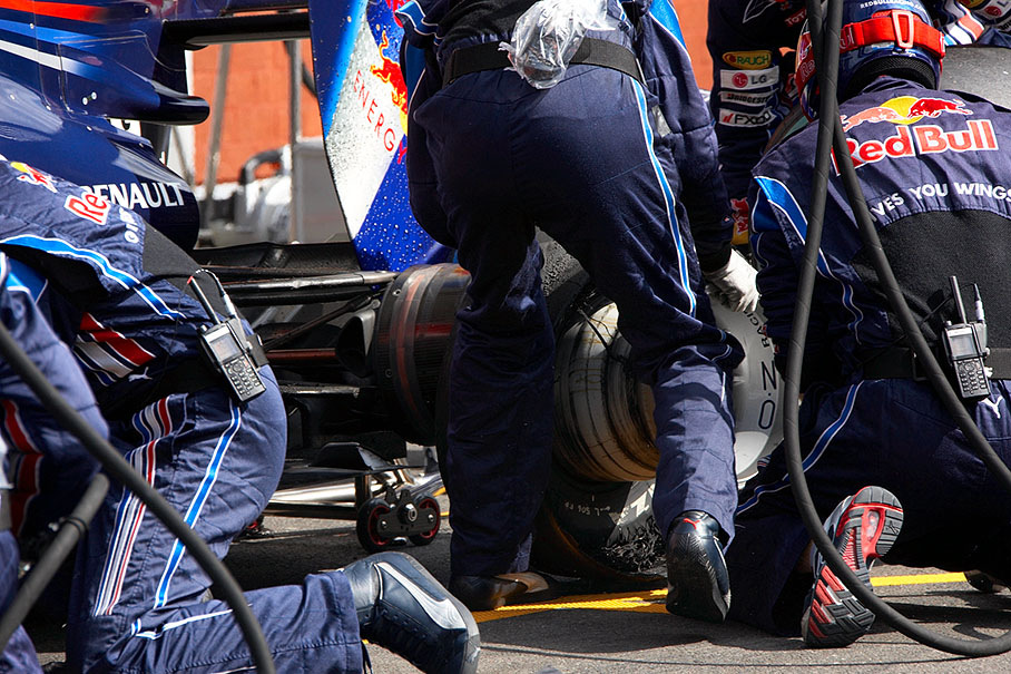 After an inpact with Liuzzi in lap 26, Vettel's Red Bull-Renault needs a tyre exchange