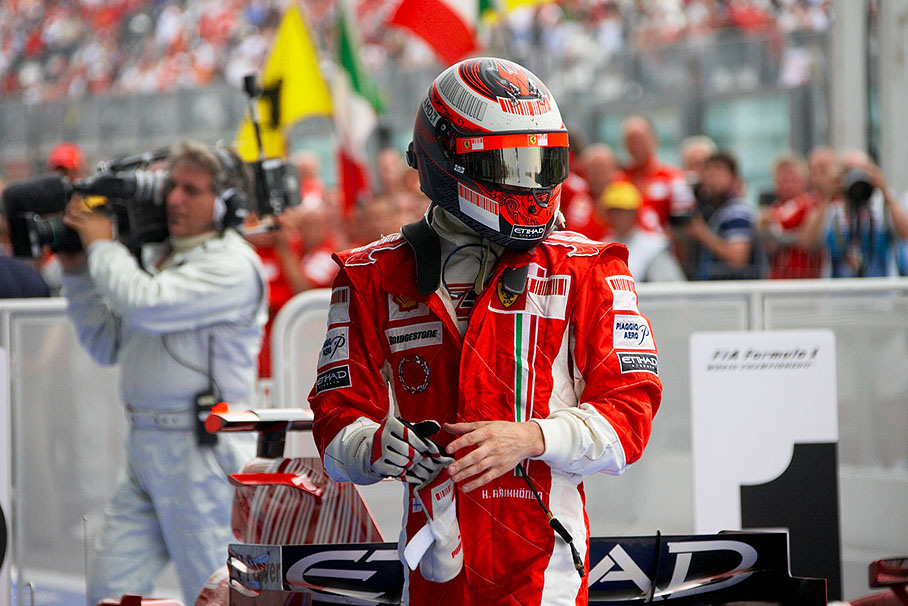 Kimi Raikkonen 'vaders' around in parc ferme