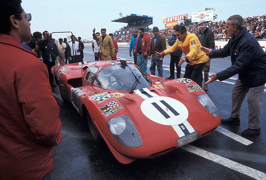 Pit stop ends for the fourth placed Ferrari 512 S #1014 driven by Sam Posey (USA) and Ronnie Bucknum (USA)