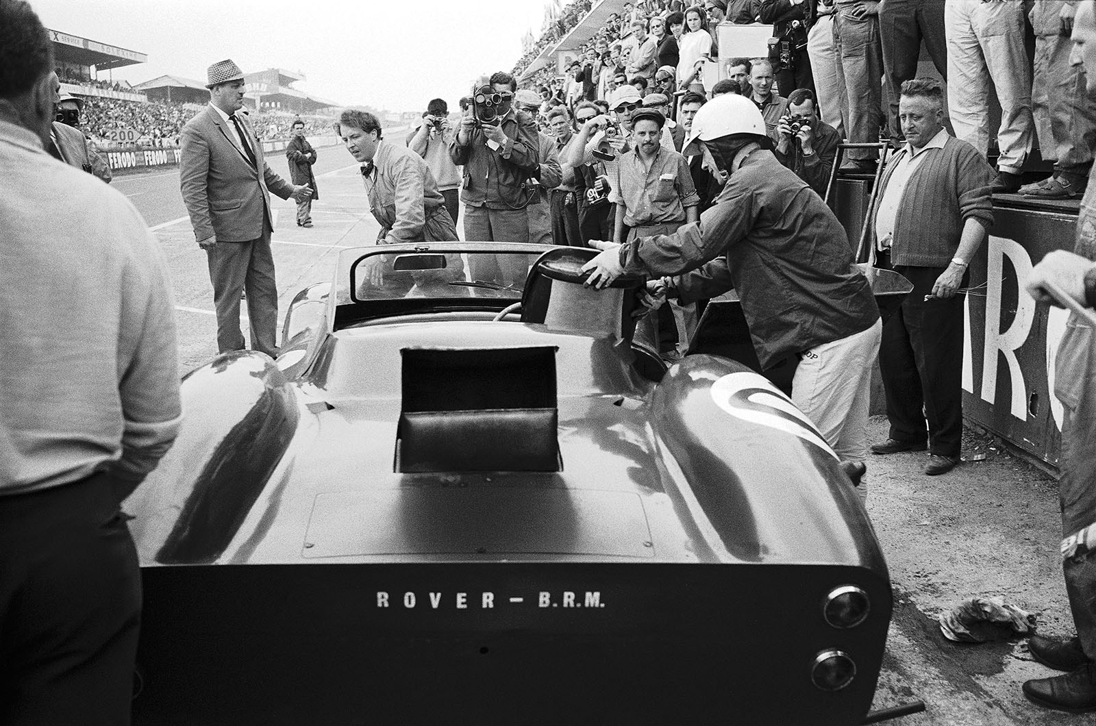 Richie Ginther (USA) places his seat into the cockpit of the Rover-BRM Turbine #P57-571, entered by Owen Racing Organisation, which was not classified as 'Invited entry'.