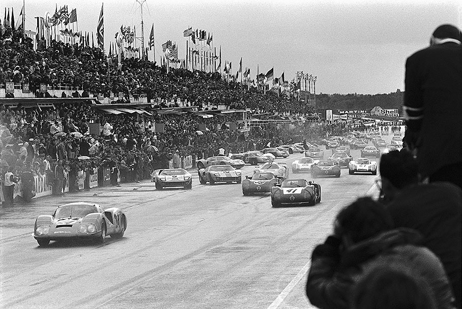 The start, car no. 24 with Johnny Servoz-Gavin (F) and Henri Pescarolo (F) on a Matra-Sports 630M 03, then car no. 41 Nino Vaccarella (I) and Giancarlo Baghetti (I) on Alfa Romeo T33/2 #75033-022