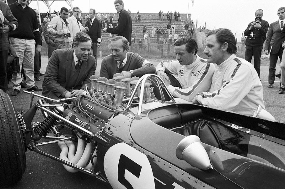 Zandvoort 1967, finally the Lotus 49 with the new Ford-Cosworth engine is operational. Jim Clark and Graham Hill rejoyce together with team boss Colin Chapman und engine constructor Keith Duckworth.