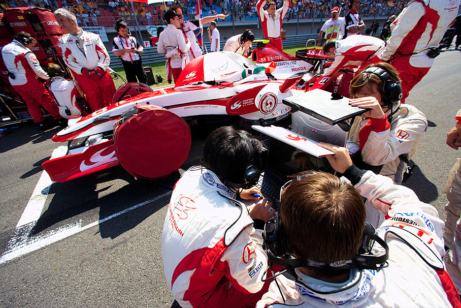Anthony Davidson's car with engineers around