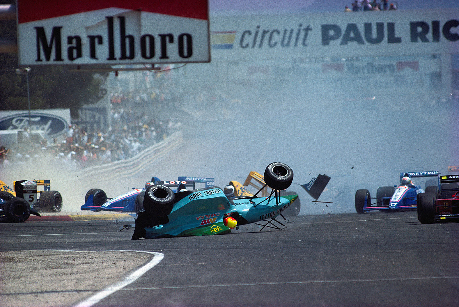 Mauricio Gugelmin took off and bounces amidst the other front-runners at the start
