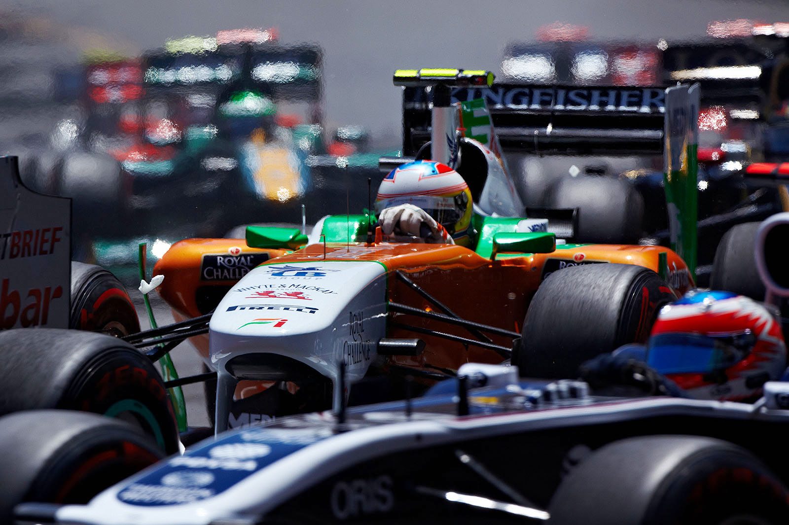 Paul di Resta, Force India, in the middle of the start field