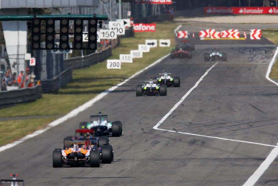 The distance between the cars grows after few laps