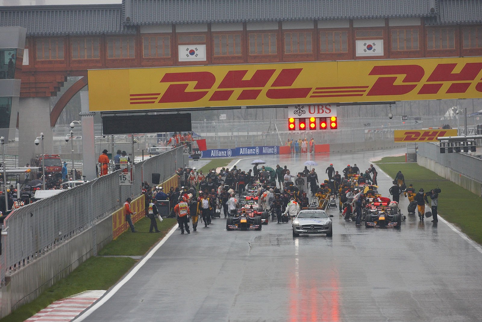 The race is temporarily red flagged.
