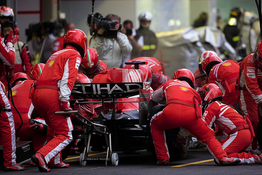 At a brief service in lap 66 Raikkonen changes to intermediate tyres