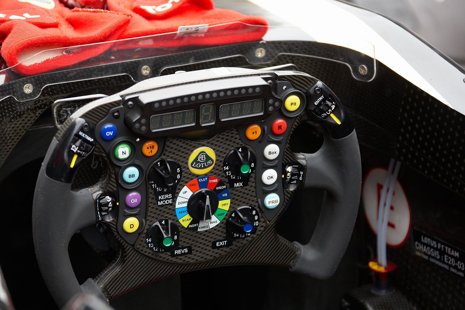 The steering wheel of Kimi's Lotus-Renault E20