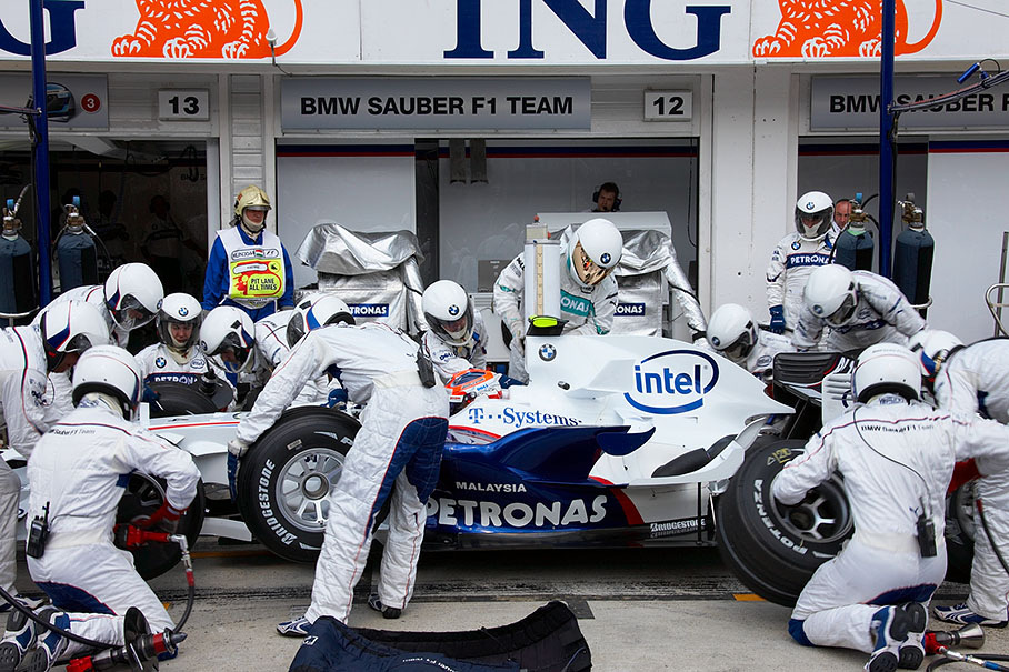 Robert Kubica, BMW Sauber F1, is being serviced during Q2