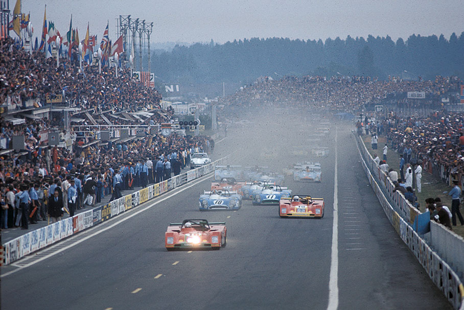 The start of the 24 heures du Mans, the two Ferrari cars start from first grid row with both Matras in the neck