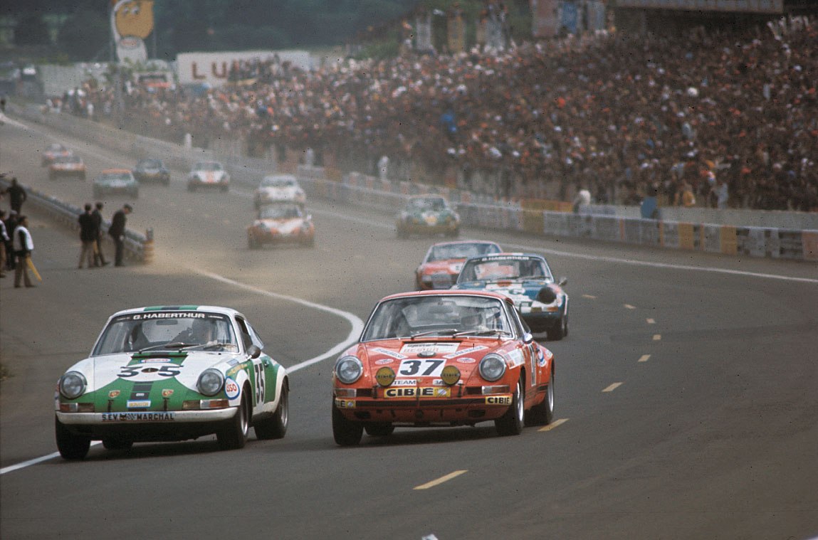 The Porsche 911 S of Pierre Mauroy (F) and Jean-Claude Lagniez (F) (car no. 37) besides Sylvain Garant's (F) and Pierre Greub's (CH) Porsche 911 S (car no. 35) in front of the rest of the field