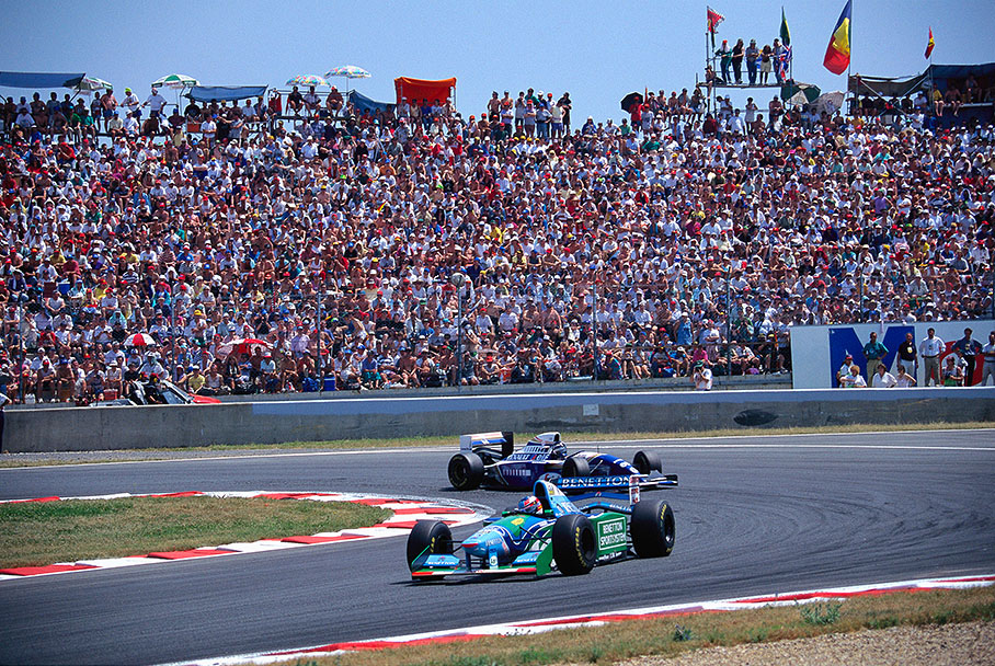 Michael Schumacher in the Benetton and Damon Hill (Williams) fighting for the lead of the French GP 1994