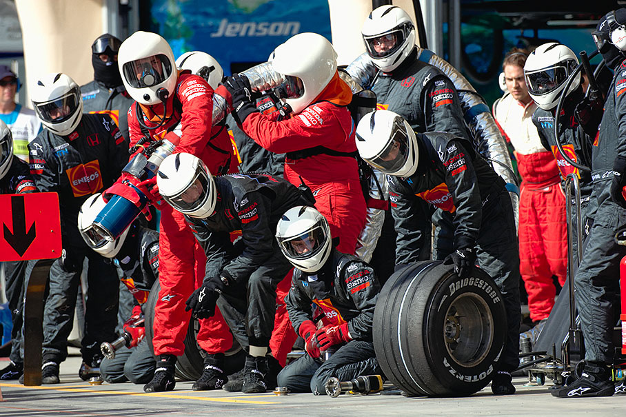 Honda pit crew awaits Barrichello's car