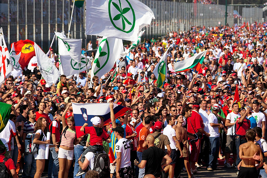 Despite a non-Italian team won, masses of frenetical celebrating Italian Formula One fans fill the grid, rather some of them even prefer to express their political opinion