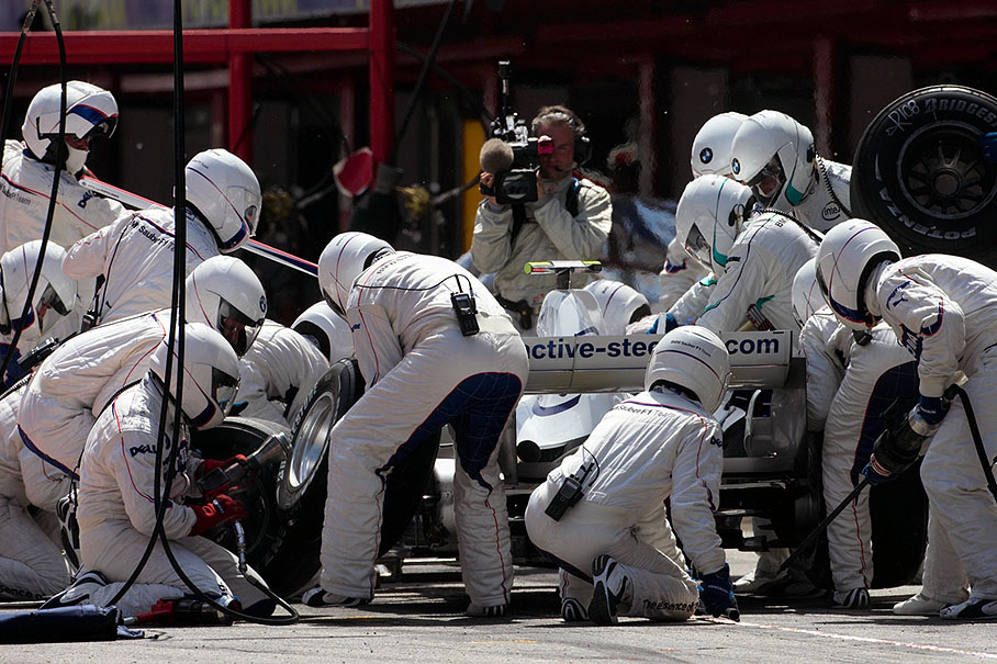 Robert Kubica receives a fast service