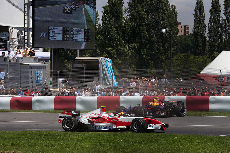 Webber loses positions after a spin and the fight with Kubica in turn 1