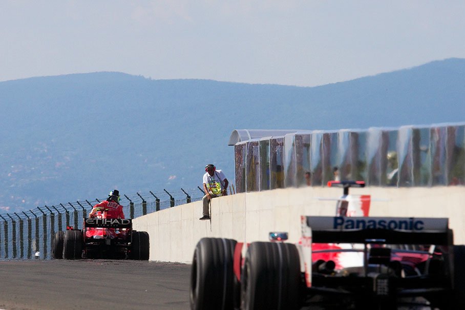 Massa parks the perished Ferrari on the straight besides the pitwall