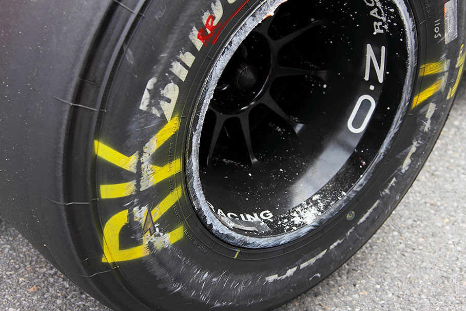Kubica could not avoid a contact between his wheel and the wall during Q3